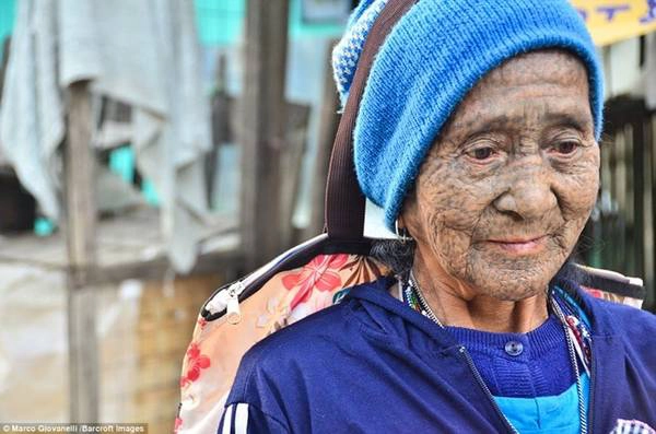 Phụ nữ bộ tộc Dai xăm kín mặt với các chấm đen. Hiện nay, kiểu xăm này chỉ xuất hiện ở những phụ nữ lớn tuổi. 