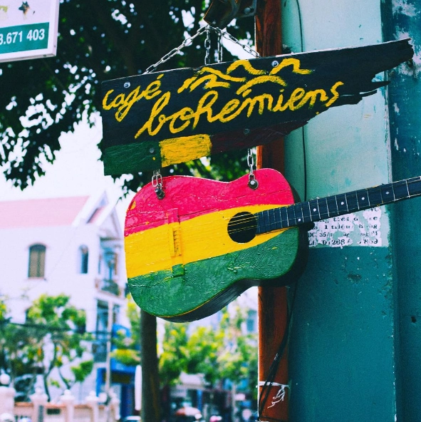 Bohemiens nhỏ xinh nằm nép mình trong một con hẻm trên đường Bacu.