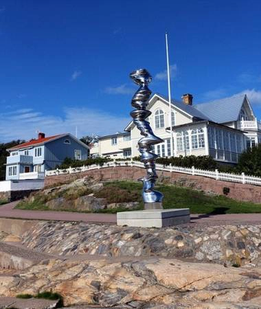 Bức điêu khắc tinh vi bên ngoài bảo tàng nghệ thuật Strandverket ở Marstrand hướng mặt về đất liền. Bức điêu khắc tinh vi bên ngoài bảo tàng nghệ thuật Strandverket ở Marstrand hướng mặt về đất liền.
