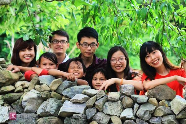 Những đứa trẻ vui đùa cùng du khách bên bờ rào đá, dưới những tán đào mùa trổ quả. Những đứa trẻ vui đùa cùng du khách bên bờ rào đá, dưới những tán đào mùa trổ quả.
