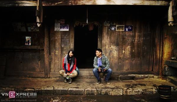"Ngôi nhà của Pao" trong thôn Lũng Cẩm được quy hoạch thành điểm tham quan sau khi được chọn làm bối cảnh trong bộ phim nổi tiếng chuyển thể từ truyện ngắn "Tiếng đàn môi sau bờ rào đá". Đây cũng là ngôi nhà mang những nét đặc trưng nhất của tỉnh Hà Giang, từ nếp nhà trình tường, bệ cửa, đến khoảng sân, mái ngói âm dương... "Ngôi nhà của Pao" trong thôn Lũng Cẩm được quy hoạch thành điểm tham quan sau khi được chọn làm bối cảnh trong bộ phim nổi tiếng chuyển thể từ truyện ngắn "Tiếng đàn môi sau bờ rào đá". Đây cũng là ngôi nhà mang những nét đặc trưng nhất của tỉnh Hà Giang, từ nếp nhà trình tường, bệ cửa, đến khoảng sân, mái ngói âm dương...