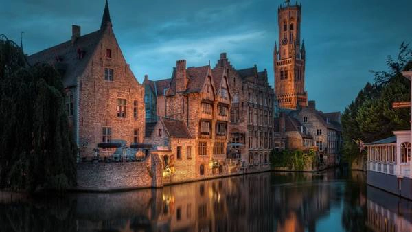 Kiến trúc tuyệt đẹp: Những tòa nhà mang phong cách kiến trúc Gothic trung cổ, những đường phố trải sỏi tạo nên vẻ duyên dáng cho thành phố Bruges. Trung tâm thành phố là Di sản thế giới được UNESCO công nhận năm 2000. Kiến trúc tuyệt đẹp: Những tòa nhà mang phong cách kiến trúc Gothic trung cổ, những đường phố trải sỏi tạo nên vẻ duyên dáng cho thành phố Bruges. Trung tâm thành phố là Di sản thế giới được UNESCO công nhận năm 2000.