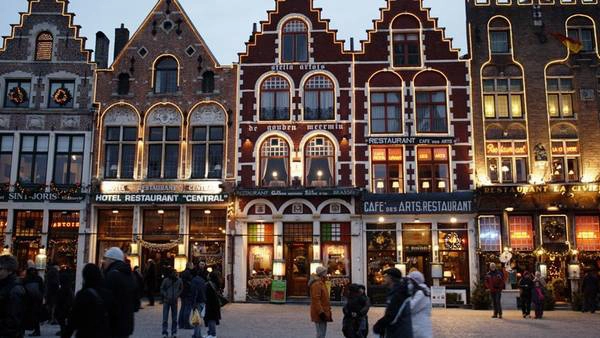 Thiên đường mua sắm: Bạn có thể mua sắm như công chúa hay hoàng tử ở Bruges. Khu shopping chính ở gần Steenstraat và vô vàn các cửa hiệu xinh xắn. Thiên đường mua sắm: Bạn có thể mua sắm như công chúa hay hoàng tử ở Bruges. Khu shopping chính ở gần Steenstraat và vô vàn các cửa hiệu xinh xắn.