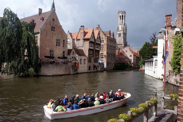 Giao thông thuận tiện: Giao thông ở Bruges cũng rất độc đáo với những chuyến xe ngựa trên phố, hay những chiếc thuyền lững lờ trôi trên các dòng kênh. Giao thông thuận tiện: Giao thông ở Bruges cũng rất độc đáo với những chuyến xe ngựa trên phố, hay những chiếc thuyền lững lờ trôi trên các dòng kênh.