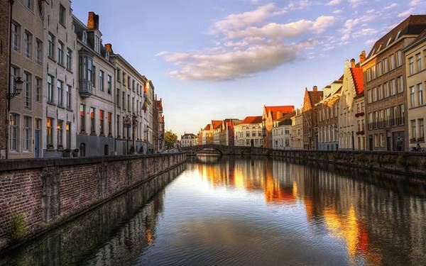 Chiến trường xưa: Bruges từng trải qua các trận đánh thời trung cổ, bất ổn về chính trị và 2 Thế chiến. Mặc dù vậy, người dân ở đây vẫn rất nhiệt tình và thân thiện. Ngoại ô Bruges là di tích lịch sử quan trọng ở West Flander thời Thế chiến 1. Chiến trường xưa: Bruges từng trải qua các trận đánh thời trung cổ, bất ổn về chính trị và 2 Thế chiến. Mặc dù vậy, người dân ở đây vẫn rất nhiệt tình và thân thiện. Ngoại ô Bruges là di tích lịch sử quan trọng ở West Flander thời Thế chiến 1.