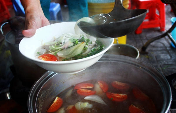 Nhắc đến thành phố biển Nha Trang (Khánh Hòa) không thể quên đưa món bún chả cá vào danh sách những món ăn ngon và phổ biến nhất. Tô bún chả cá đúng điệu thường có phần nước dùng rất trong với vị thanh ngọt được nấu lọc từ cá liệt, cá bò và vị chua nhẹ của cà chua, thơm. Nhắc đến thành phố biển Nha Trang (Khánh Hòa) không thể quên đưa món bún chả cá vào danh sách những món ăn ngon và phổ biến nhất. Tô bún chả cá đúng điệu thường có phần nước dùng rất trong với vị thanh ngọt được nấu lọc từ cá liệt, cá bò và vị chua nhẹ của cà chua, thơm.