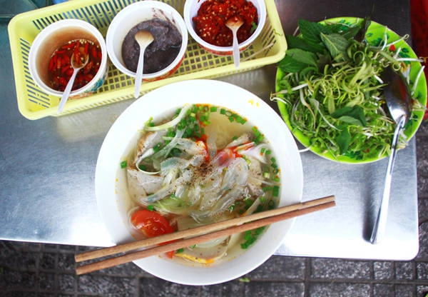 Bạn có thể gọi kết hợp chả cá, cá bò và sứa trong cùng một tô bún để cảm nhận đủ vị ngọt từ cá và vị dai, giòn sần sật từ sứa. Khi ăn thêm chút mắm ruốc, vắt miếng chanh và gắp kèm rau sống để tô bún tăng thêm phần đậm đà. Bạn có thể gọi kết hợp chả cá, cá bò và sứa trong cùng một tô bún để cảm nhận đủ vị ngọt từ cá và vị dai, giòn sần sật từ sứa. Khi ăn thêm chút mắm ruốc, vắt miếng chanh và gắp kèm rau sống để tô bún tăng thêm phần đậm đà.