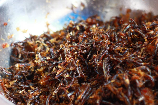 Món này tuy đơn giản mà cầu kỳ. Phần cá cơm và xôi được kho nấu với nhiều nguyên liệu. Trong đó nước dừa được cô Loan tiết lộ là “bí quyết” để tạo nên hương vị đậm đà và riêng biệt cho món ăn. Món này tuy đơn giản mà cầu kỳ. Phần cá cơm và xôi được kho nấu với nhiều nguyên liệu. Trong đó nước dừa được cô Loan tiết lộ là “bí quyết” để tạo nên hương vị đậm đà và riêng biệt cho món ăn.