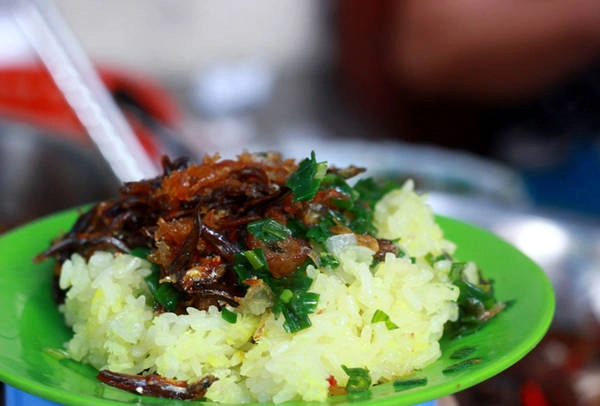 Một đĩa xôi ngon đến từ sự kết hợp giữa vị mằn mặn của cá cơm kho, mùi thơm của xôi nếp dẻo và một chút vị béo của mỡ hành rưới trên mặt. Chỉ với 10.000 đồng, bạn có thể khởi đầu ngày mới với một đĩa xôi cá cơm ngon lành và chắc bụng. Một đĩa xôi ngon đến từ sự kết hợp giữa vị mằn mặn của cá cơm kho, mùi thơm của xôi nếp dẻo và một chút vị béo của mỡ hành rưới trên mặt. Chỉ với 10.000 đồng, bạn có thể khởi đầu ngày mới với một đĩa xôi cá cơm ngon lành và chắc bụng.