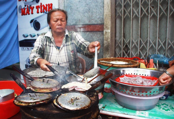 Ở một góc phố khác, những chảo đổ bánh xèo vui tai được biến tấu với mực tươi đem lại sự mới mẻ đầy hấp dẫn trong hương vị của món ăn sáng miền biển. Ở một góc phố khác, những chảo đổ bánh xèo vui tai được biến tấu với mực tươi đem lại sự mới mẻ đầy hấp dẫn trong hương vị của món ăn sáng miền biển.