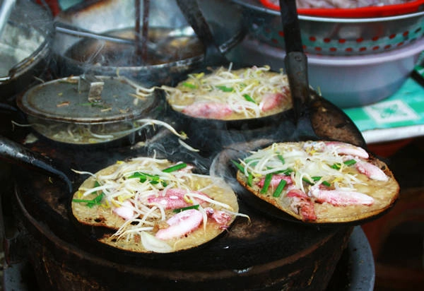 Những chiếc bánh xèo mực khi chín thường có lớp bột vàng ươm, giòn rụm, bên trong mực chín tới, ăn còn giữ nguyên vị thơm ngọt. Những chiếc bánh xèo mực khi chín thường có lớp bột vàng ươm, giòn rụm, bên trong mực chín tới, ăn còn giữ nguyên vị thơm ngọt.