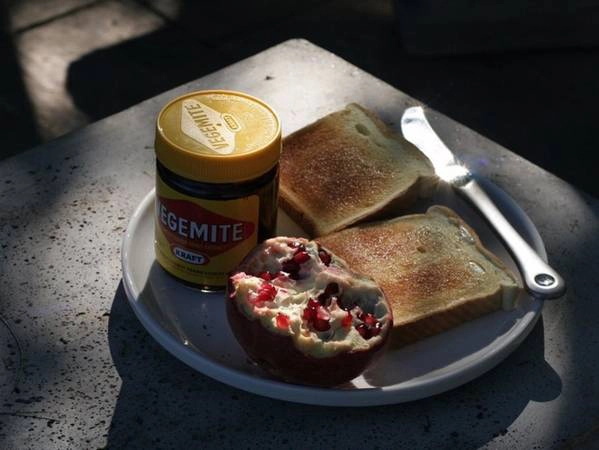 Australia Người Australia ưa chuộng pate vegemite (một loại thực phẩm đóng hộp nổi tiếng của Australia được sản xuất từ năm 1922) đến mức họ có thể ăn chúng hàng ngày. Bánh mì kẹp pate vagemite và thêm nhiều hoa quả chính là một bữa sáng ngon miệng dễ bắt gặp ở đất nước chuột túi. Australia Người Australia ưa chuộng pate vegemite (một loại thực phẩm đóng hộp nổi tiếng của Australia được sản xuất từ năm 1922) đến mức họ có thể ăn chúng hàng ngày. Bánh mì kẹp pate vagemite và thêm nhiều hoa quả chính là một bữa sáng ngon miệng dễ bắt gặp ở đất nước chuột túi.