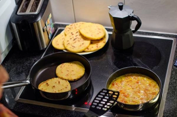 Colombia Người dân ăn sáng bằng arepa, một loại bánh ngô ngọt, dày dùng với bơ hoặc có thêm lớp bên trên gồm trứng, thịt heo hoặc giăm bông. Colombia Người dân ăn sáng bằng arepa, một loại bánh ngô ngọt, dày dùng với bơ hoặc có thêm lớp bên trên gồm trứng, thịt heo hoặc giăm bông.