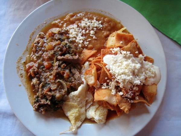 Mexico Bữa ăn đầu tiên trong ngày ở Mexico luôn thịnh soạn, bao gồm các món phổ biến như chiaquile và huevos rancheros (nấu từ trứng, cà chua, đậu, gạo, thêm vài lát bơ). Nếu chỉ cần ăn nhẹ nhàng, họ dùng bánh cuộn ngọt và uống tách cà phê. Mexico Bữa ăn đầu tiên trong ngày ở Mexico luôn thịnh soạn, bao gồm các món phổ biến như chiaquile và huevos rancheros (nấu từ trứng, cà chua, đậu, gạo, thêm vài lát bơ). Nếu chỉ cần ăn nhẹ nhàng, họ dùng bánh cuộn ngọt và uống tách cà phê.
