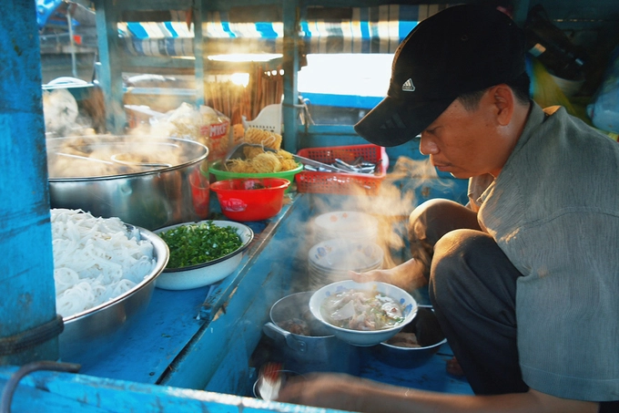 Sau khi tham quan, du khách không thể bỏ qua một tô hủ tiếu, bún riêu cua hay bát cháo lòng nóng hổi được chở bán trên những chiếc ghe nhỏ. Bạn chỉ cần ngồi trên thuyền và gọi với theo chiếc ghe chở đồ ăn. Người bán hàng nhanh tay chèo sát vào, dùng móc sắt để mắc vào thành thuyền khách.