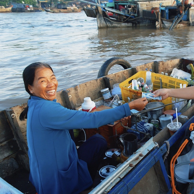 Một "đặc sản" khác của vùng sông nước nơi đây là nụ cười của những người bán hàng. Bạn sẽ ấn tượng bởi những tiếng rao ngọt ngào và cách phục vụ nhẹ nhàng của miền Tây.