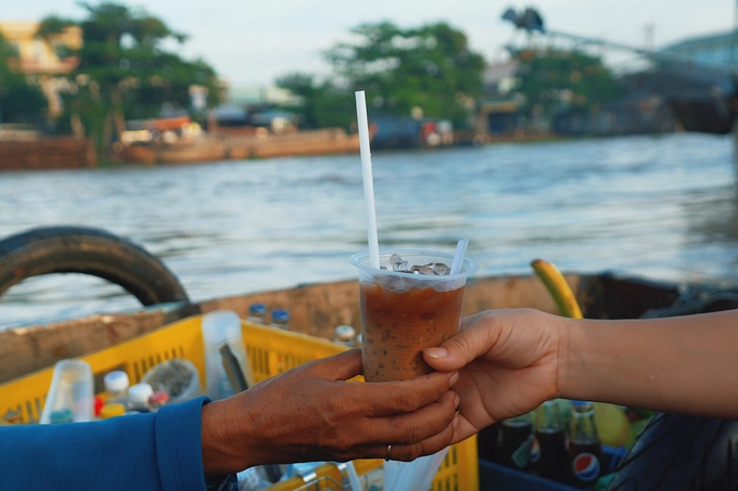 Có ăn thì không thể thiếu uống, vì vậy ở chợ nổi những quầy cà phê "lưu động" rất phổ biến.