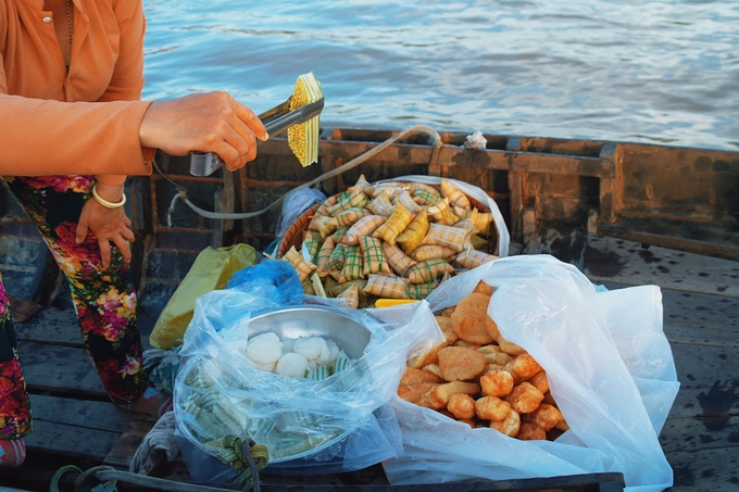 Nếu muốn ăn tráng miệng, bạn có thể thưởng thức như bánh tiêu (màu vàng), bánh da heo (đang gắp), bánh bò (màu trắng)... giá 5.000 - 7.000 đồng một cái.