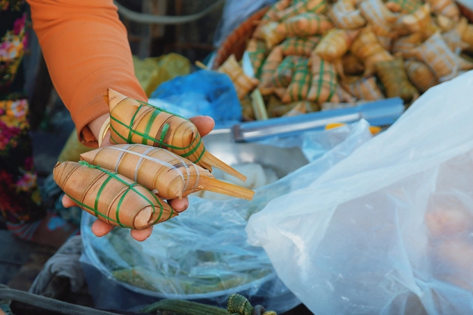 Nếu có dịp tới Cần Thơ, hãy thử ăn bánh lá dừa (ảnh), món quà miền Tây dân dã với vị thơm của nếp dẻo, ngọt bùi của nhân dừa, đậu xanh và hương thơm đặc trưng của lá dừa.  Bữa sáng trên sông là một trong những đặc trưng ở miền Tây, với trải nghiệm vừa ăn vừa chòng chành theo nhịp sóng nước. Những món ăn không chỉ thể hiện văn hóa ẩm thực mà ẩn sau đó là sự mộc mạc, bình dị như chính con người nơi đây.  Từ TP Cần Thơ, du khách có nhiều cách để tới chợ nổi Cái Răng, khu chợ lâu đời và tấp nập nhất vùng sông nước. Bạn có thể đi bằng thuyền từ bến Ninh Kiều, hoặc ôtô, gắn máy để tới chợ nổi bằng đường bộ.