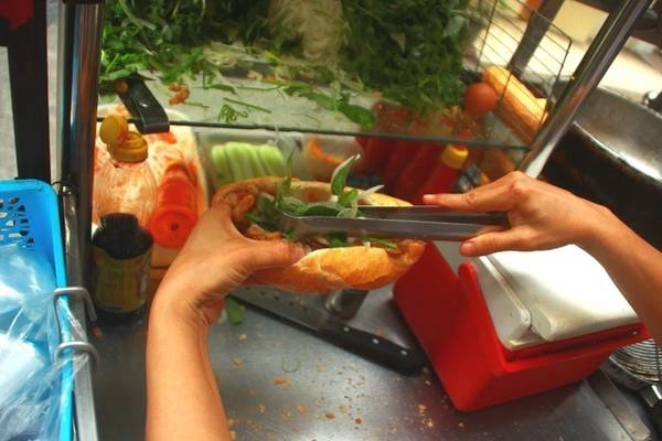 Một ổ bánh mì chả cá giá chỉ 10.000 đồng, rất hợp túi tiền nhiều người. Một ổ bánh mì chả cá giá chỉ 10.000 đồng, rất hợp túi tiền nhiều người.