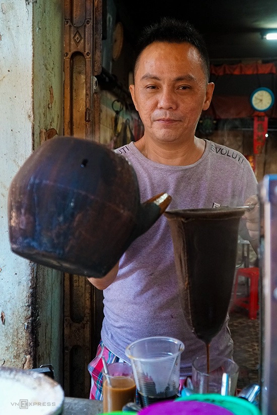 Đi xa hơn từ trung tâm thành phố đến quận 5, bạn có thể trải nghiệm vị cà phê vợt của người Hoa. Theo con đường chính dẫn vào chợ Phùng Hưng, bạn sẽ tìm ra quán Ba Lù dù địa chỉ này nằm lọt thỏm giữa những sạp quần áo, hàng đồ ăn.  Nước cà phê được pha bằng vợt thường loãng chứ không sánh đặc. Ly cà phê đen ở các quán có mùi thơm dễ cảm nhận bằng mũi. Giá mỗi ly từ 15.000 đồng.