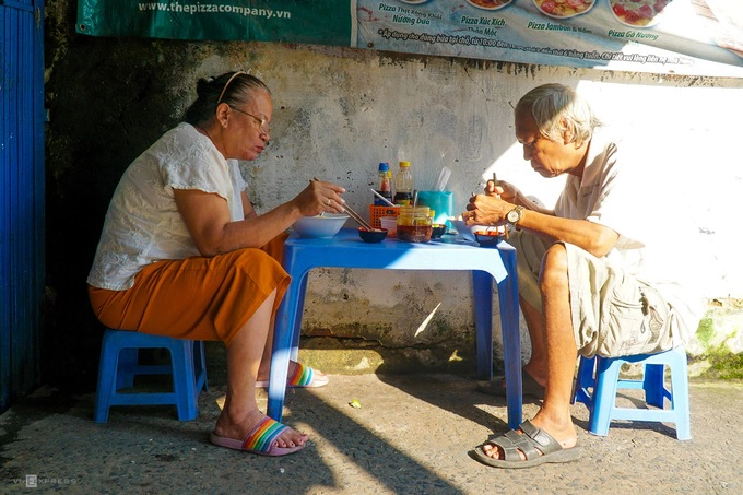 Không gian thưởng thức không được chăm chút nhưng mang đến thực khách cảm giác thoải mái.