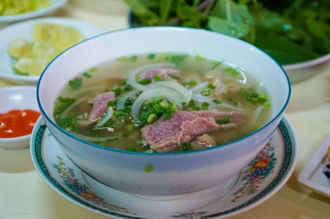 Phở là một trong những món ăn sáng quen thuộc. Len vào sâu trong con hẻm trên đường Pasteur, quận 1, bạn sẽ tìm thấy quán phở Minh, một trong những tiệm phở gắn bó với nhiều thế hệ người Sài Gòn suốt hơn nửa thế kỷ qua. Theo bà Sáu Dần (chủ quán), tiệm ngày xưa chỉ là một xe đẩy nhỏ trong hẻm. Đến năm 1950, gia đình bà mới có một gian nhà nhỏ để kê bàn và bắt đầu đón khách.  Quán phục vụ khách những tô phở có nước dùng thanh, ngọt từ xương mà không có thêm phụ gia. Thoảng trong hơi khói toả ra từ nồi nước dùng đang sôi ở góc nhà là mùi gừng nóng ấm. Thực khách đến đây có thể gọi các suất tái, nạm, gân theo sở thích. Mỗi suất có giá trung bình 50.000 đồng. Địa chỉ này chỉ phục vụ khách bữa ăn sáng.