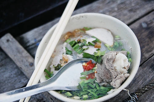 Tô hủ tiếu trao tay bắt mắt với những nguyên liệu bên trong. Ảnh: Phong Vinh Tô hủ tiếu trao tay bắt mắt với những nguyên liệu bên trong. Ảnh: Phong Vinh