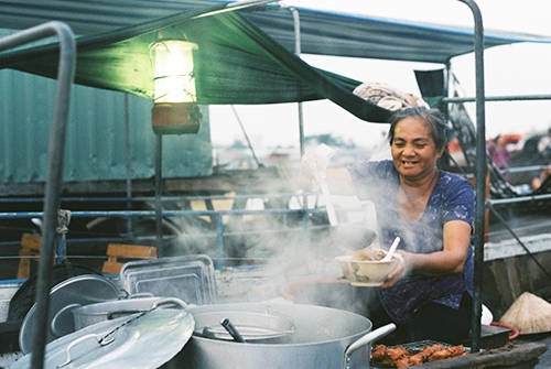 Từ mờ sớm, những người dân ở đây đã phải dọn hàng để chuẩn bị những nguyên liệu cần thiết phục vụ các món ăn. Ảnh: Phong Vinh Từ mờ sớm, những người dân ở đây đã phải dọn hàng để chuẩn bị những nguyên liệu cần thiết phục vụ các món ăn. Ảnh: Phong Vinh