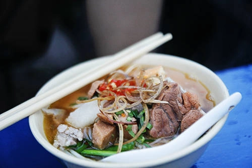 Giá cho một tô bún riêu dao động từ 20.000 đồng. Ảnh: Phong Vinh Giá cho một tô bún riêu dao động từ 20.000 đồng. Ảnh: Phong Vinh