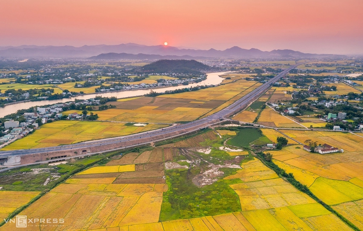   Mùa lúa chín vàng ươm hai bên hạ lưu sông Côn chảy qua tại địa phận xã Phước Thuận, huyện Tuy Phước – nơi được xem là vựa lúa lớn nhất tỉnh Bình Định.  Sông Côn là sông lớn nhất tỉnh Bình Định có chiều dài khoảng 170 km, với các chi lưu chảy qua các xã huyện Tuy Phước rồi đổ ra đầm Thị Nại.