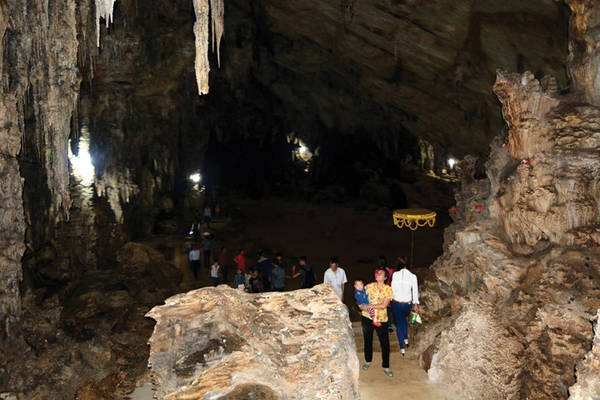 Động Hua Mạ dài với vòm động nhiều đoạn rất rộng lớn Động Hua Mạ dài với vòm động nhiều đoạn rất rộng lớn