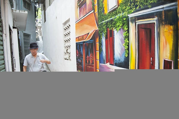 Bức tranh tường là ý tưởng của chị Oanh, một người sống trong ngõ. Sau khi thấy mảng tường đầu tiên được thực hiện khá đẹp và làm con ngõ thay đổi hoàn toàn, cả ngõ sau đó cùng ủng hộ ý tưởng này và thực hiện tiếp bức tranh còn lại. Bức tranh tường là ý tưởng của chị Oanh, một người sống trong ngõ. Sau khi thấy mảng tường đầu tiên được thực hiện khá đẹp và làm con ngõ thay đổi hoàn toàn, cả ngõ sau đó cùng ủng hộ ý tưởng này và thực hiện tiếp bức tranh còn lại.