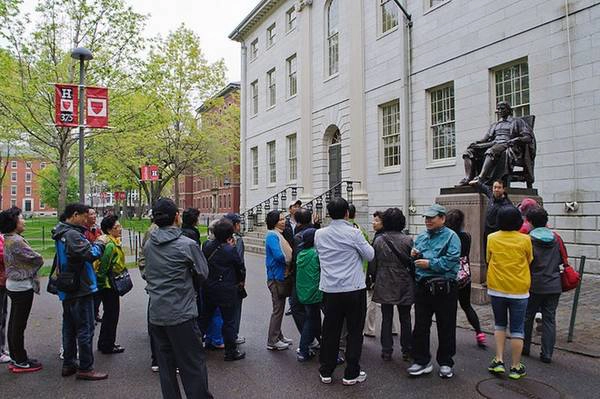 Hầu như năm nào đại học Harvard cũng thu hút đông đảo du khách trong nước và quốc tế, những người mong muốn tìm hiểu cơ hội học tập đầy hứa hẹn cho con cái thông qua hành trình Harvard University Campus Tour. Ảnh: Cambridge.