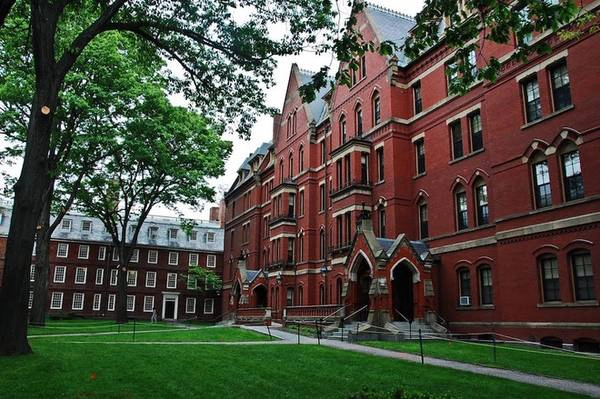 Harvard là trường đại học lớn nhất nước Mỹ, toạ lạc tại thành phố Cambridge, bang Massachusetts. Trường được thành lập vào ngày 8/9/1636 với tên gọi New College. Sau đó, nó được đổi tên thành Harvard College vào năm 1639 theo tên của John Harvard, người đã hiến tặng 400 cuốn sách quý và 779 bảng Anh (tương đương một nửa số đất ông sở hữu lúc bấy giờ). Ảnh: Lifestyle Magazine.