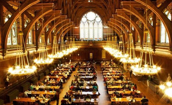 Với truyền thống học tập lẫy lừng, Harvard là nơi đào tạo ra một loạt các vĩ nhân, bao gồm 8 tổng thống Mỹ: John Adams, John Quincy Adams, Theodore Roosevelt, Franklin Delano Roosevelt, Rutherford B. Hayes, John Fitzgerald Kennedy, George W. Bush và Barack H. Obama, 150 chủ nhân giải Nobel và 65 tỷ phú (chỉ tính riêng những người còn sống). Ảnh: iCudB.