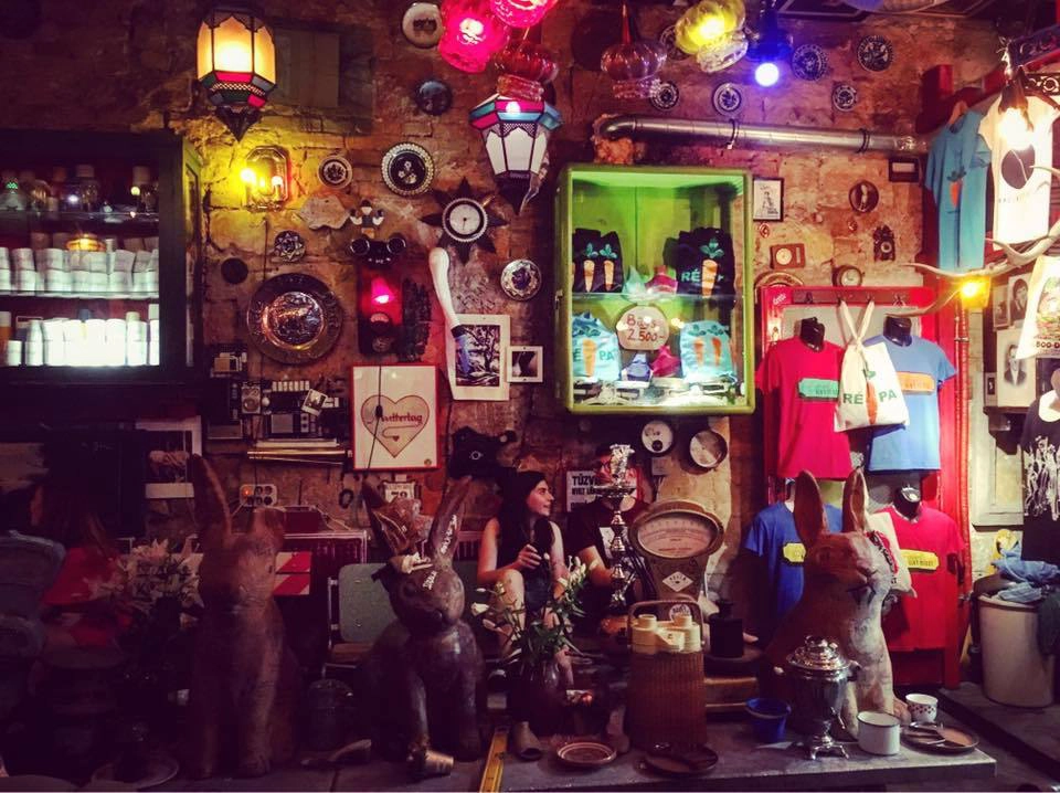 Trải nghiệm quán bar Ở Budapest có rất nhiều bar, mỗi quán bar lại có một phong cách khác nhau, từ bar ngoài trời đến trong nhà. Một trong những bar nổi tiếng nhất tại đây là Szimpla Kert ở khu người Do Thái. Quán bar được mở tại một khu nhà cổ hai tầng, với rất nhiều phòng và nhiều thể loại nhạc, cũng như các quầy bar để phục vụ du khách. Trải nghiệm quán bar Ở Budapest có rất nhiều bar, mỗi quán bar lại có một phong cách khác nhau, từ bar ngoài trời đến trong nhà. Một trong những bar nổi tiếng nhất tại đây là Szimpla Kert ở khu người Do Thái. Quán bar được mở tại một khu nhà cổ hai tầng, với rất nhiều phòng và nhiều thể loại nhạc, cũng như các quầy bar để phục vụ du khách.