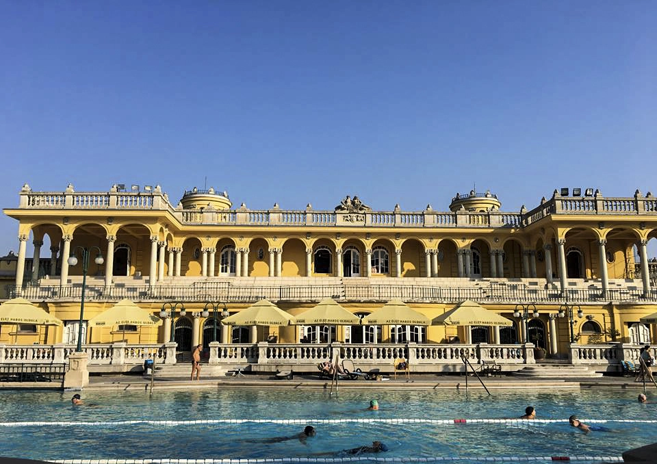 Tắm nước khoáng nóng Thành phố Budapest có địa chất khá đặc biệt, ở dưới lớp đất là những dòng suối nước khoáng nóng rất tốt cho sức khoẻ. Người dân tại đây vì thế rất thích đi tắm nước khoáng nóng. Có rất nhiều bể bơi trong thành phố cho các bạn lựa chọn. Một trong những bể nước khoáng nóng bạn không thể bỏ qua là Szechenyi đăng sau quảng trường Anh hùng. Tắm nước khoáng nóng Thành phố Budapest có địa chất khá đặc biệt, ở dưới lớp đất là những dòng suối nước khoáng nóng rất tốt cho sức khoẻ. Người dân tại đây vì thế rất thích đi tắm nước khoáng nóng. Có rất nhiều bể bơi trong thành phố cho các bạn lựa chọn. Một trong những bể nước khoáng nóng bạn không thể bỏ qua là Szechenyi đăng sau quảng trường Anh hùng.