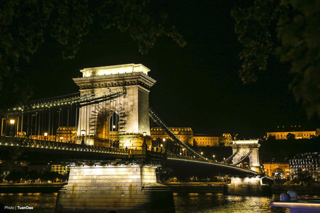 Tham quan các cây cầu Budapest chia cắt nhau bởi sông Danube nên chính quyền ở đây đã cho xây dựng hơn 10 cây cầu lớn nhỏ để bắc qua sông. Mỗi cây cầu là một kiến trúc riêng, vô cùng đặc biệt. Du khách nói đùa với nhau rằng, đến Budapest là để đến tham quan các cây cầu. Tham quan các cây cầu Budapest chia cắt nhau bởi sông Danube nên chính quyền ở đây đã cho xây dựng hơn 10 cây cầu lớn nhỏ để bắc qua sông. Mỗi cây cầu là một kiến trúc riêng, vô cùng đặc biệt. Du khách nói đùa với nhau rằng, đến Budapest là để đến tham quan các cây cầu.