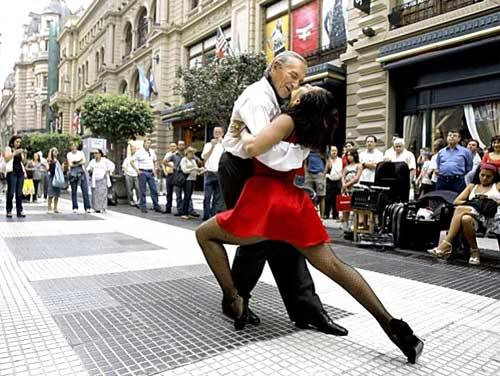 Hai vũ công biểu diễn trên đường phố Buenos Aires - Ảnh: AFP