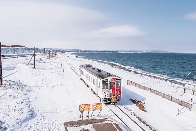 Hokkaido là hòn đảo lớn thứ hai của Nhật Bản, nằm về cực Bắc, gần nước Nga nên có khí hậu lạnh nhất xứ Phù Tang. Vào mùa hè, nhiệt độ trung bình ở Hokkaido chỉ khoảng 17 độ C, thậm chí một vài nơi có băng tuyết quanh năm. Mùa đông đến, băng tuyết phủ kín hòn đảo với nhiệt độ trung bình khoảng âm 4 độ C. Ảnh: ai2myyy.