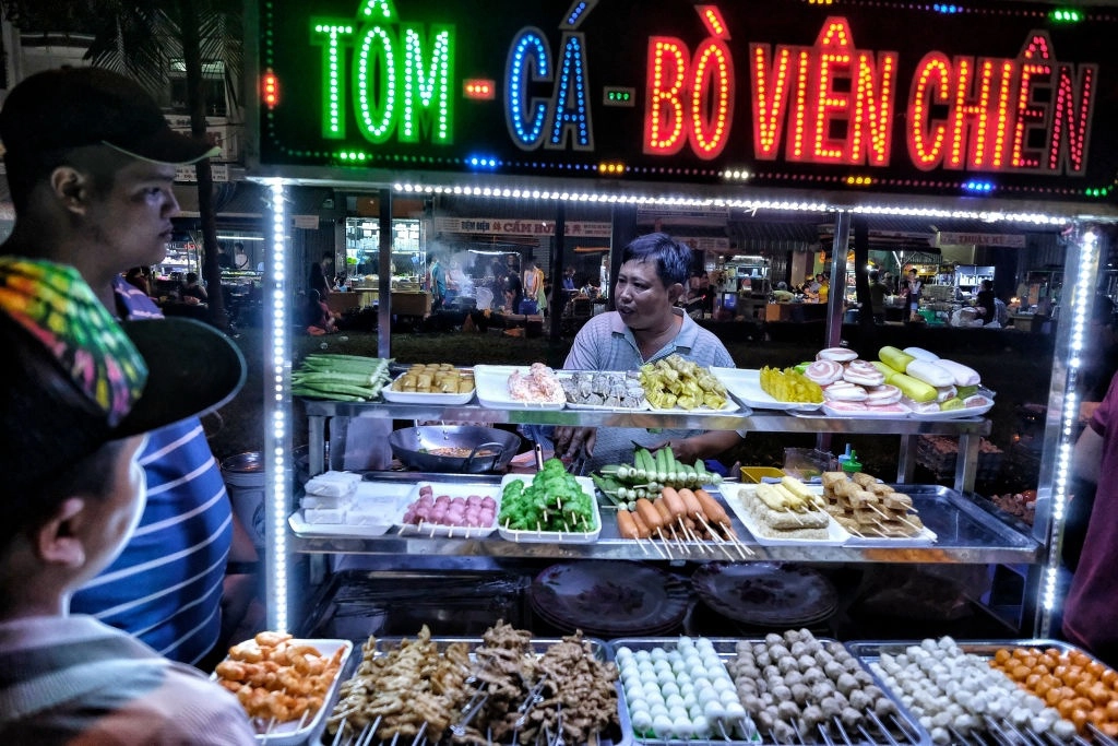 Chợ đêm Tây Đô (Cần Thơ): Đây là khu chợ sầm uất bậc nhất Cần Thơ với quy mô lớn. Các gian tại chợ đêm Tây Đô được sắp xếp thẳng lối, rộng rãi với nhiều mặt hàng như hoa quả, trang sức, đồ ăn... Khu chợ mang đậm phong cách Nam Bộ và là một điểm bạn nên thử khi ghé thăm Cần Thơ. Ảnh: iStock.