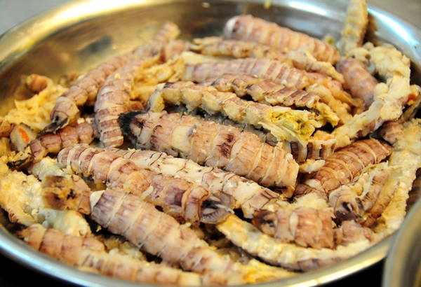"Nhân vật chính" của tô bún là những con bề bề được bóc vỏ và tỉa sạch sau khi hấp. Bề bề được chọn là loại còn tươi sống. Bằng bí quyết của mình, bề bề hấp của các đầu bếp Sài Gòn luôn có vị ngọt và mang đậm hương vị biển. "Nhân vật chính" của tô bún là những con bề bề được bóc vỏ và tỉa sạch sau khi hấp. Bề bề được chọn là loại còn tươi sống. Bằng bí quyết của mình, bề bề hấp của các đầu bếp Sài Gòn luôn có vị ngọt và mang đậm hương vị biển.