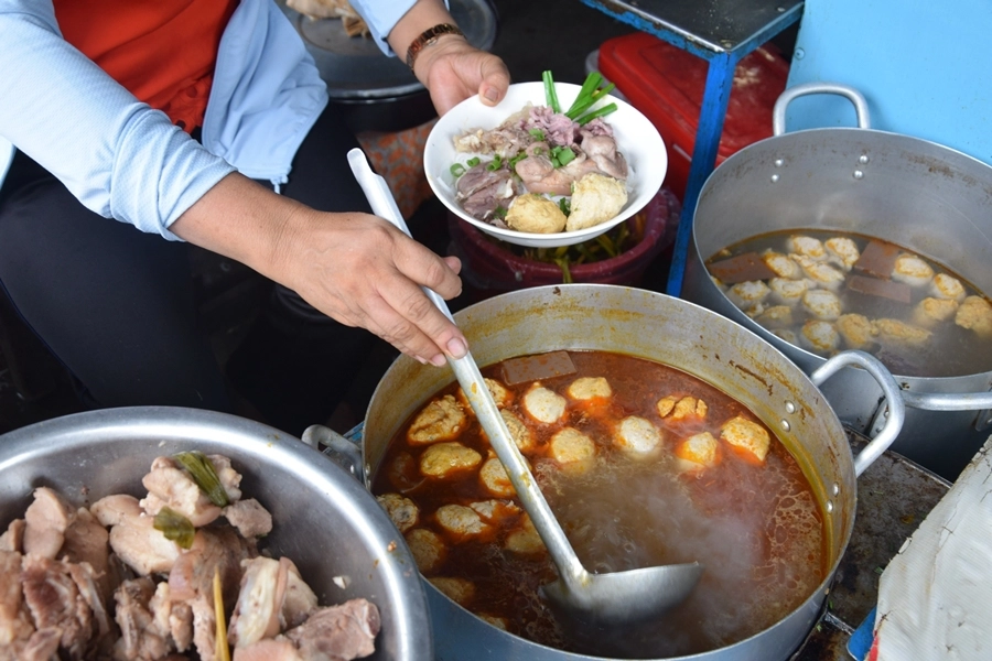 bún-bò-huế-ivivu