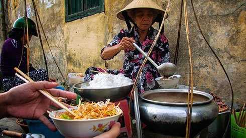 Gánh bún bò đậm chất Huế. Ảnh: Báo Tuổi trẻ.