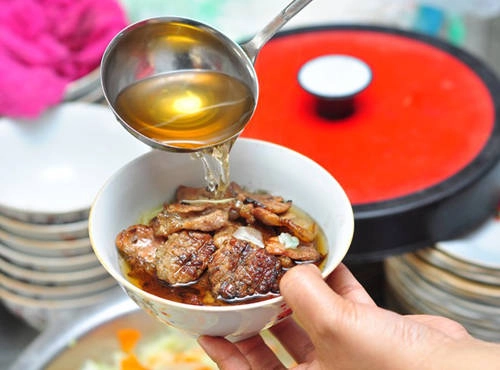 Phố nào có hàng bún chả, mỗi lần quạt chả là mùi thơm nức bay dọc theo cả dãy phố. Ảnh: Hoàng Nhi Phố nào có hàng bún chả, mỗi lần quạt chả là mùi thơm nức bay dọc theo cả dãy phố. Ảnh: Hoàng Nhi