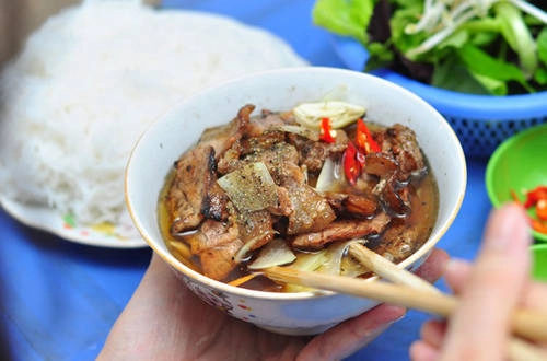 Du khách nào đến Hà Nội, bao giờ cũng phải thử món ăn đầy hấp dẫn này một lần cho thỏa nỗi tò mò. Ảnh: Hoàng Nhi Du khách nào đến Hà Nội, bao giờ cũng phải thử món ăn đầy hấp dẫn này một lần cho thỏa nỗi tò mò. Ảnh: Hoàng Nhi