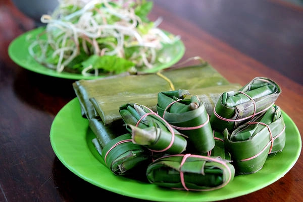 Bún mắm cua còn được ăn kèm chả và nem. Bún mắm cua còn được ăn kèm chả và nem.