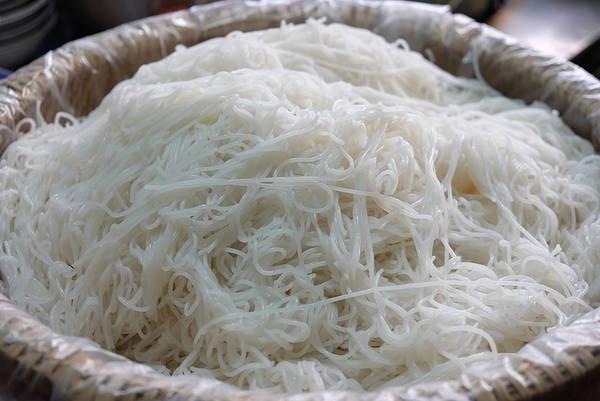 Bún làm từ gạo là nguyên liệu chính ăn cùng với nước lèo cua. Nước lèo cua tuy có mùi khó chịu nhưng lại đậm đà khó quên bởi vị ngọt từ cua đồng, thêm vào đó là vô số gia vị. Bún làm từ gạo là nguyên liệu chính ăn cùng với nước lèo cua. Nước lèo cua tuy có mùi khó chịu nhưng lại đậm đà khó quên bởi vị ngọt từ cua đồng, thêm vào đó là vô số gia vị.