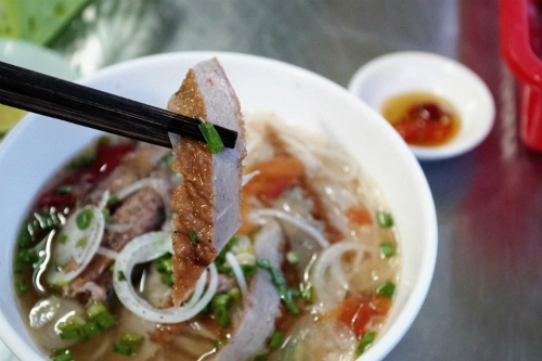 Ngày nay, nhiều quán ở Nha Trang còn cho thêm chả cá vào để tăng hương vị. Ảnh: Di Vỹ.